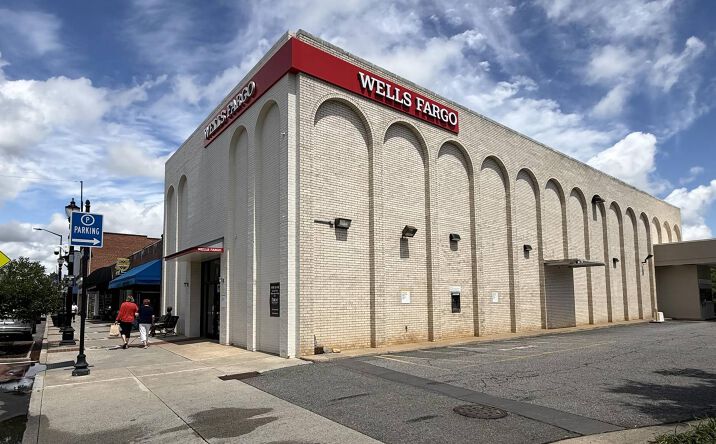 Pictures of Office property located at 153 N MAIN ST, Suite 216, MOORESVILLE, NC 28115-2995 for lease - image #1
