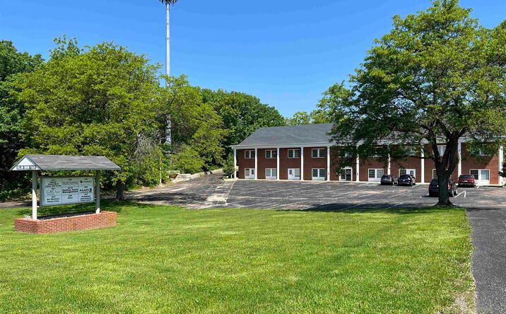 Pictures of Retail, Office property located at 2001 W WILLOW KNOLLS DR, PEORIA, IL 61614-1290 for lease - image #1