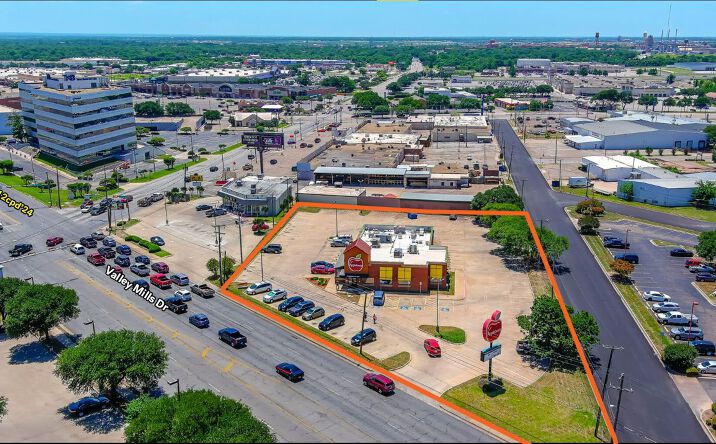Pictures of Restaurant property located at 614 North Valley Mills Drive, Waco, TX 76710 for lease - image #1