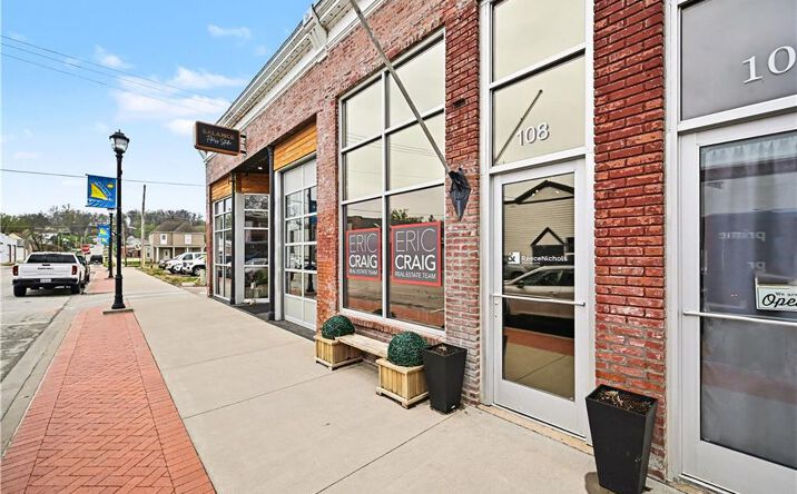 Pictures of Office property located at 108 S Bridge Street, Smithville, MO 64089 for lease - image #1