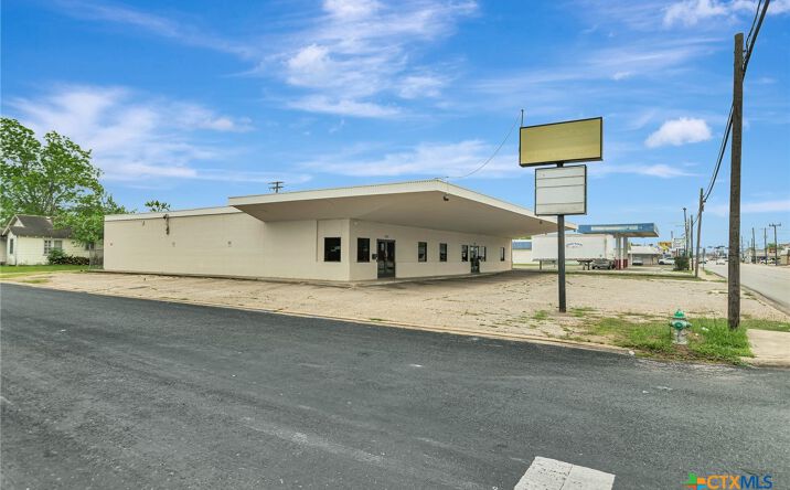 Pictures of Land property located at 2112 N Navarro Street, Victoria, TX 77901 for lease - image #1