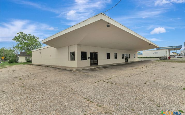 Pictures of Land property located at 2112 N Navarro Street A, Victoria, TX 77901 for lease - image #1