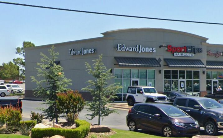 Pictures of Retail property located at 1769 Garth Brooks Boulevard, Yukon, OK 73099 for lease - image #1