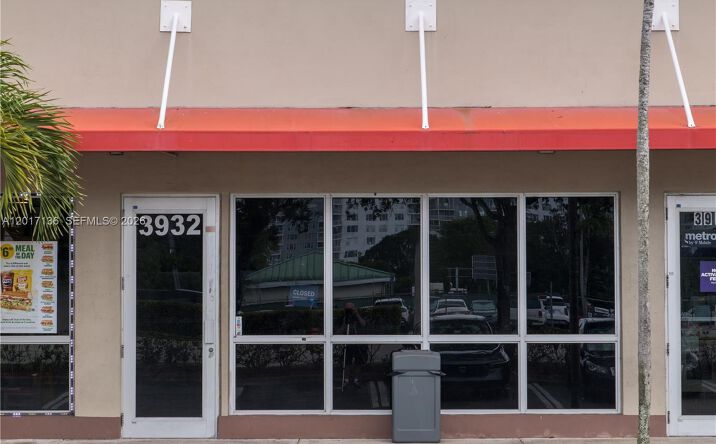 Pictures of Restaurant, Retail property located at 3930 Pembroke Rd, Pembroke Park, FL 33021 for lease - image #1
