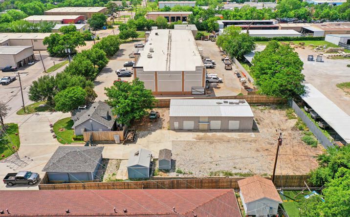 Pictures of Industrial property located at 2423 Hinton Dr, Irving, TX 75061 for lease - image #1