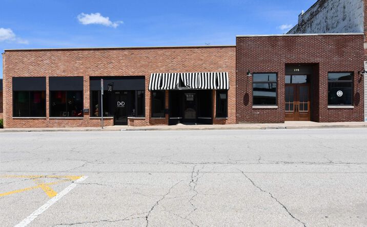 Pictures of Office, Retail property located at 219 W Main Cross Street, Taylorville, IL 62568 for lease - image #1