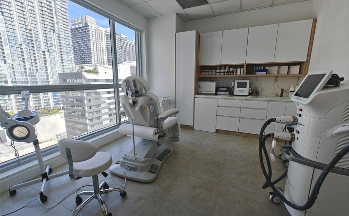 Pictures of Office property located at 175 SW 7th St # 2006, Miami, FL 33130 for lease - image #1