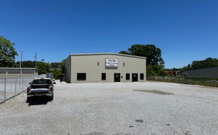 Pictures of Retail, Industrial property located at 265 PATTERSON AVE, FORT OGLETHORPE, GA 30742-3134 for lease - image #1