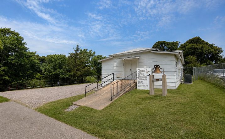 Pictures of Retail, Special Purpose property located at 1401 DUBOIS ST, DENISON, TX 75020-7425 for lease - image #1