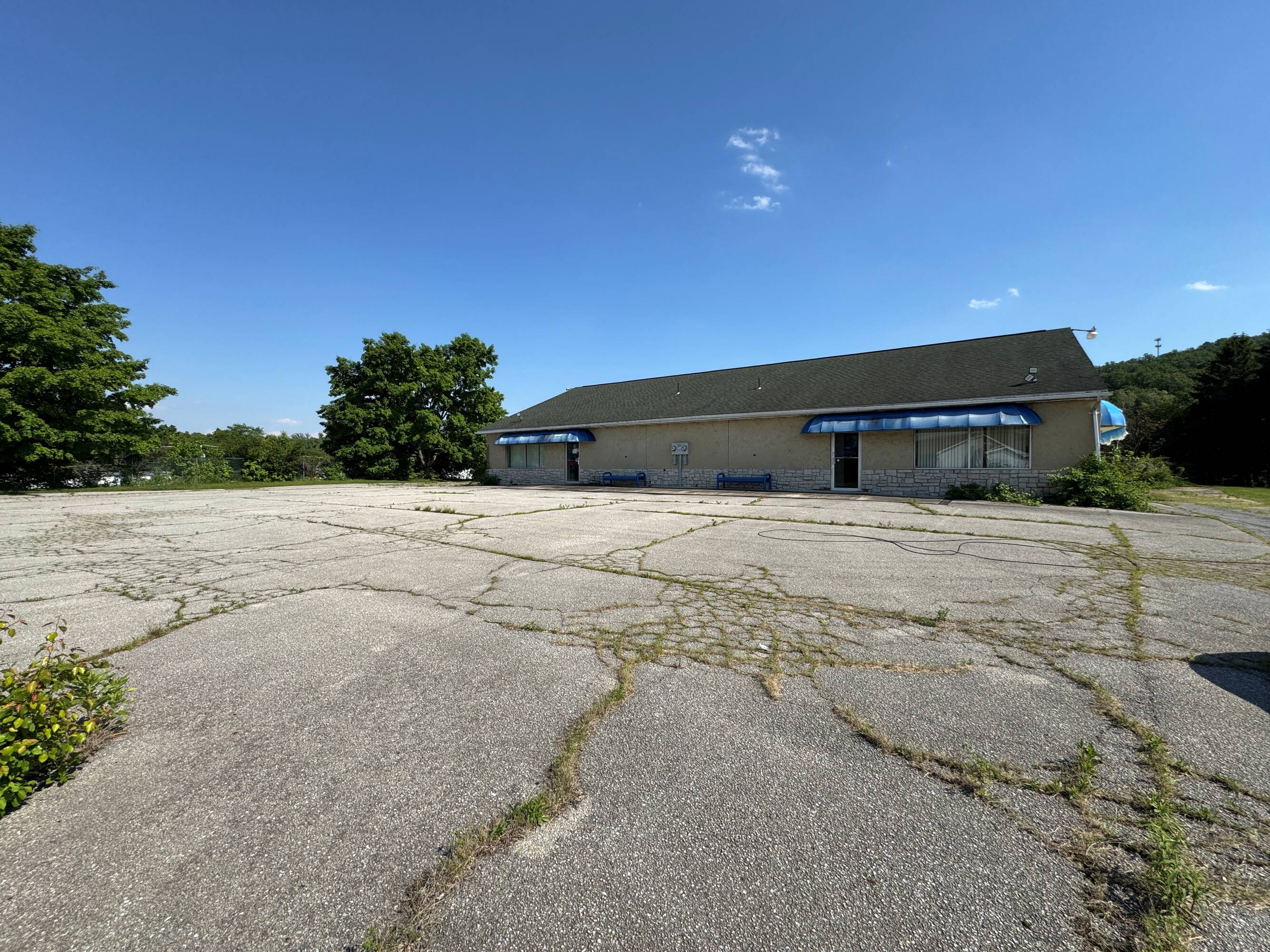 1570 Robinhood Dr, Etters, PA 17319