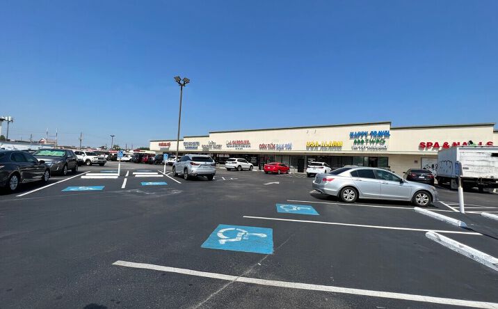 Pictures of Retail property located at 11526 Bellaire Boulevard, Houston, TX 77072 for lease - image #1