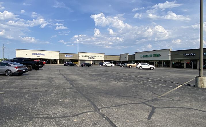 Pictures of Retail property located at 122 West George E Phelps Boulevard, Carthage, MO 64836 for lease - image #1