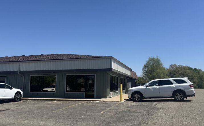 Pictures of Retail property located at 380 Oaks Crossing, Plainwell, MI 49080 for lease - image #1
