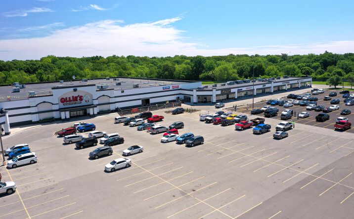 Pictures of Retail property located at 4100 W Willow Knolls Dr, Peoria, IL 61615 for lease - image #1