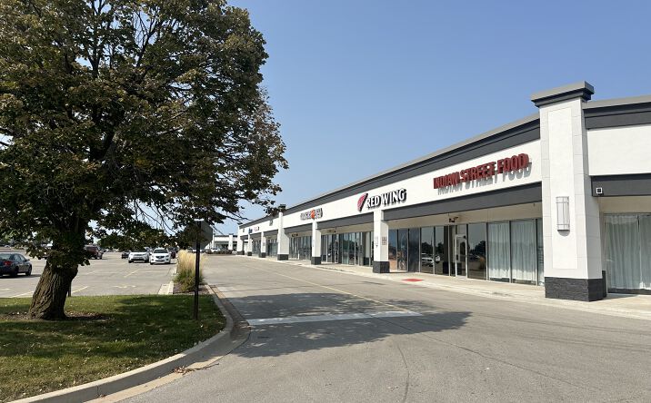 Pictures of Retail property located at 4100 W Willow Knolls Dr, Peoria, IL 61615 for lease - image #1