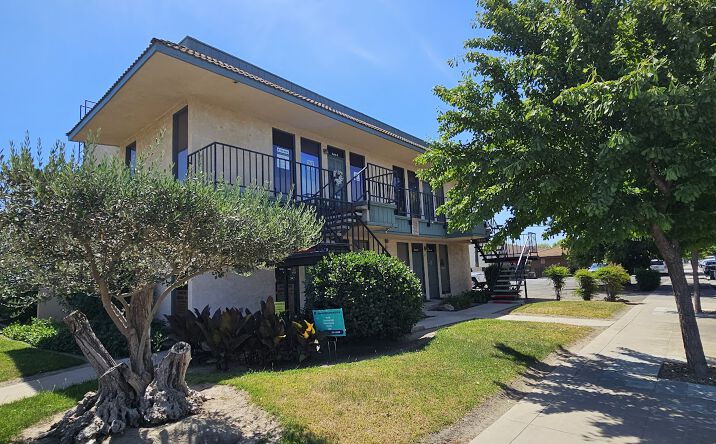 Pictures of Retail, Office, Special Purpose property located at 218 N CONYER ST, VISALIA, CA 93291 for lease - image #1