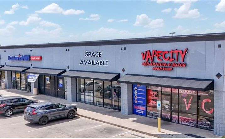 Pictures of Restaurant, Retail property located at 1504 W Expressway 83 # 4, Weslaco, TX 78596 for lease - image #1