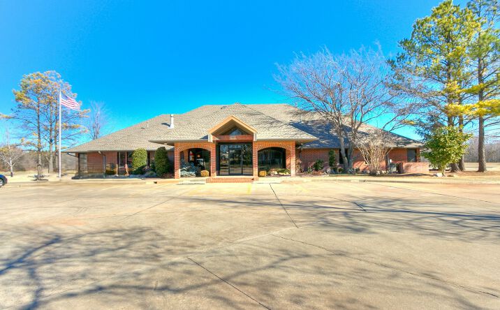 Pictures of Office property located at 1220 S Santa Fe Ave, Edmond, OK 73003 for lease - image #1