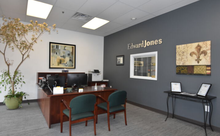 Pictures of Retail property located at 11809 STANDIFORD PLAZA DR, LOUISVILLE, KY 40229-5907 for lease - image #1