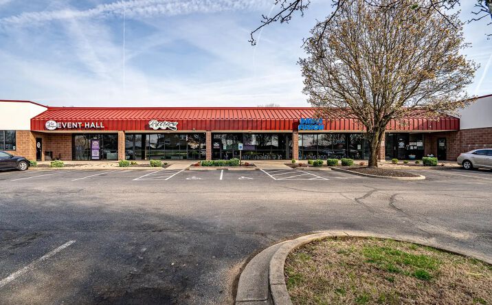 Pictures of Retail, Office, Restaurant property located at 9615 Newbridge Road, Louisville, KY 40291-1961 for lease - image #1