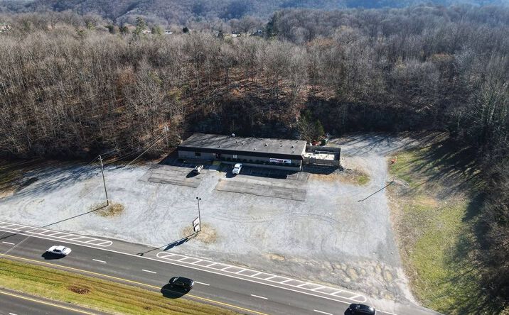 Pictures of Retail property located at 3080 W STATE ST, BRISTOL, TN 37620-1719 for lease - image #1