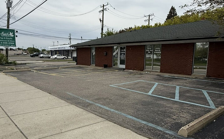 Pictures of Retail, Office property located at 15301 E 8 Mile Road, Eastpointe, MI 48021 for lease - image #1