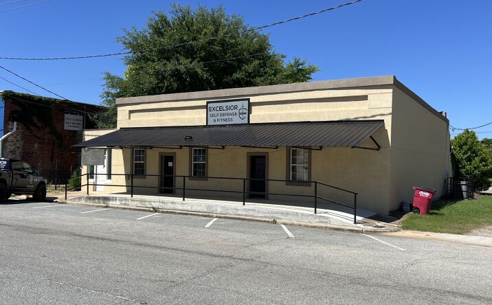 Pictures of Retail property located at 60 HOUSTON ST, HAWKINSVILLE, GA 31036-4918 for lease - image #1
