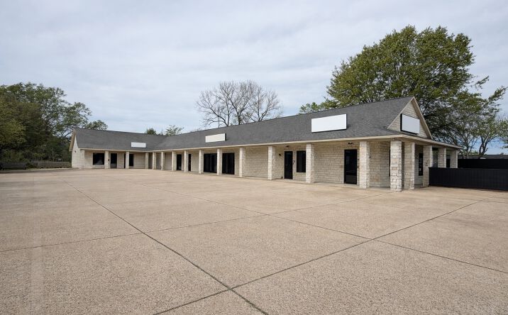 Pictures of Retail, Office property located at 2100 SAM HOUSTON AVE, Unit E, HUNTSVILLE, TX 77340-5182 for lease - image #1