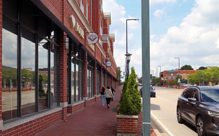 Pictures of Retail property located at 655 Deerfield Rd, Deerfield, IL 60015 for lease - image #1