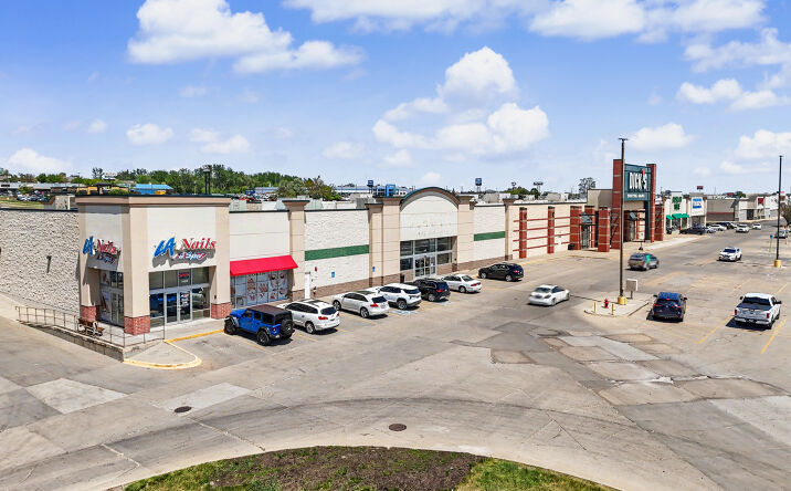Pictures of Retail property located at 1407 Flammang Drive, Waterloo, IA 50702 for lease - image #1