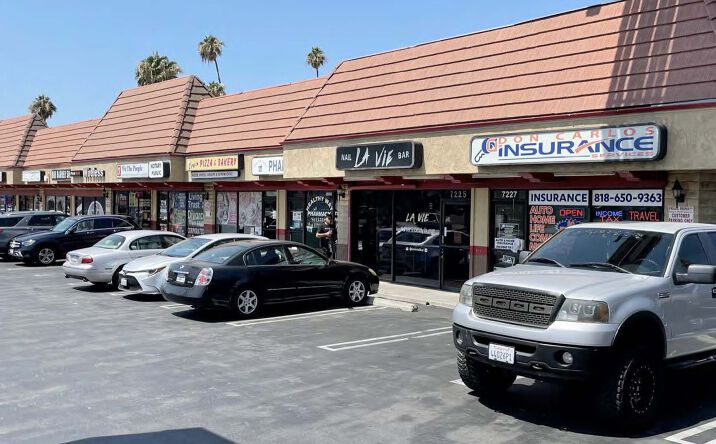 Pictures of Retail, Restaurant property located at 7213 Balboa Boulevard, Van Nuys, CA 91406 for lease - image #1