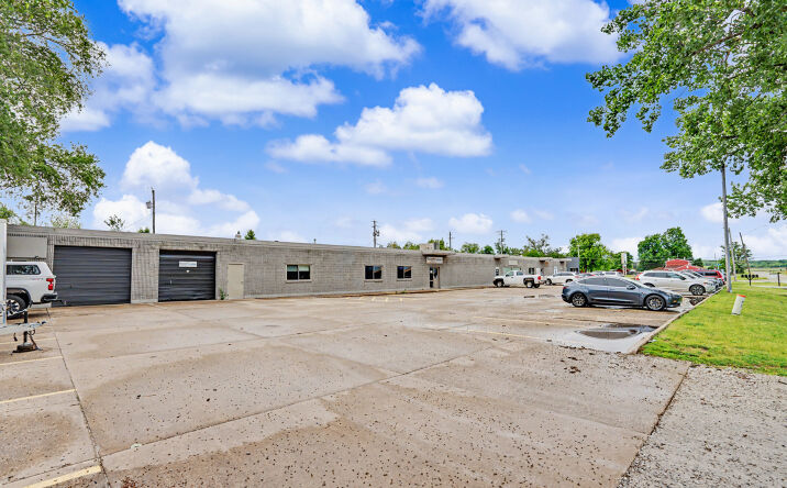 Pictures of Office property located at 6810 34TH Street Court 1, Moline, IL 61265 for lease - image #1