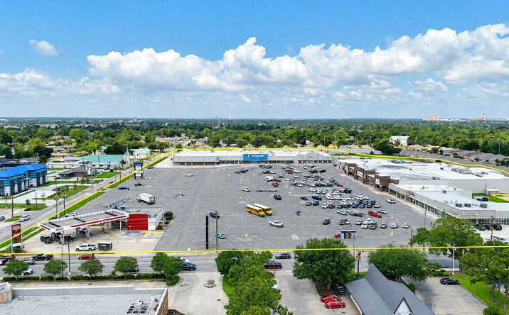 Pictures of Retail, Restaurant property located at 4040 Ryan Street, Lake Charles, LA 70605 for lease - image #1