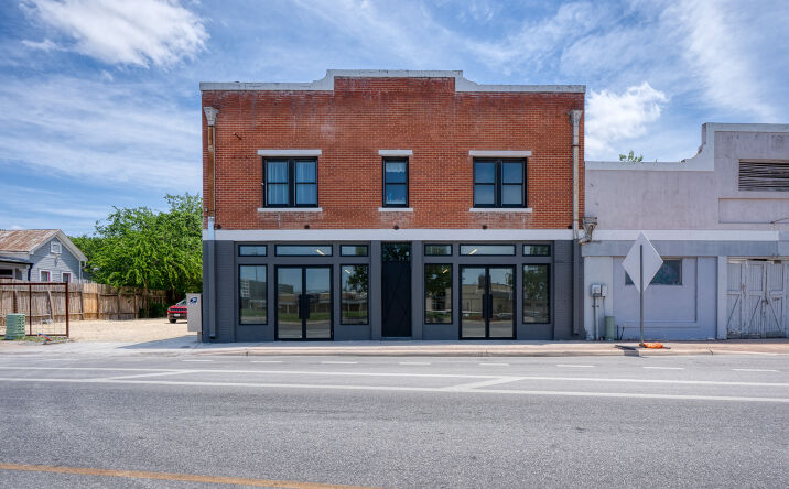 Pictures of Retail property located at 1714 S ST MARYS ST, SAN ANTONIO, TX 78210-1635 for lease - image #1