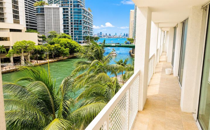 Pictures of Office property located at 31 SE 5th St # 502 #CU-502, Miami, FL 33131 for lease - image #1
