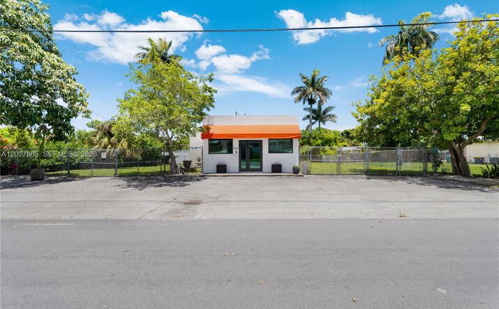 Pictures of Office, Retail property located at 126 NE 1st Ave, Dania Beach, FL 33004 for lease - image #1