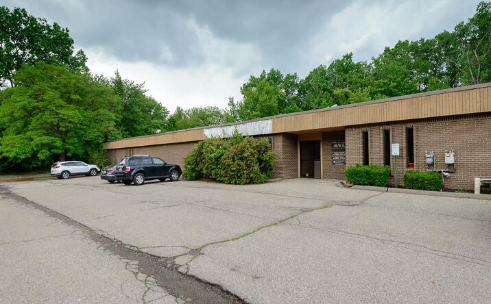Pictures of Office property located at 10533 Farmington Road, Livonia, MI 48150 for lease - image #1