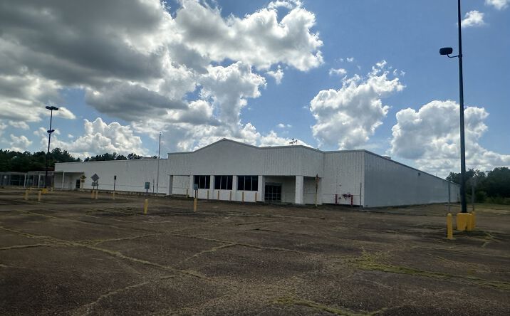 Pictures of Retail property located at 124 WINCHESTER DR, WEST POINT, MS 39773 for lease - image #1