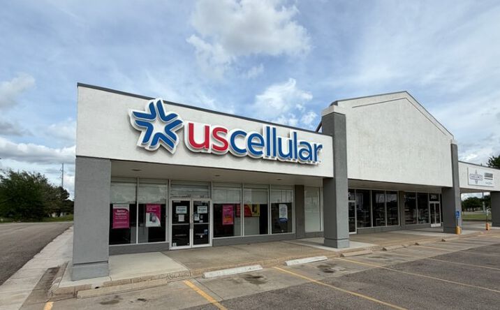 Pictures of Retail property located at 2851 Market Place, Salina, KS 67401 for lease - image #1