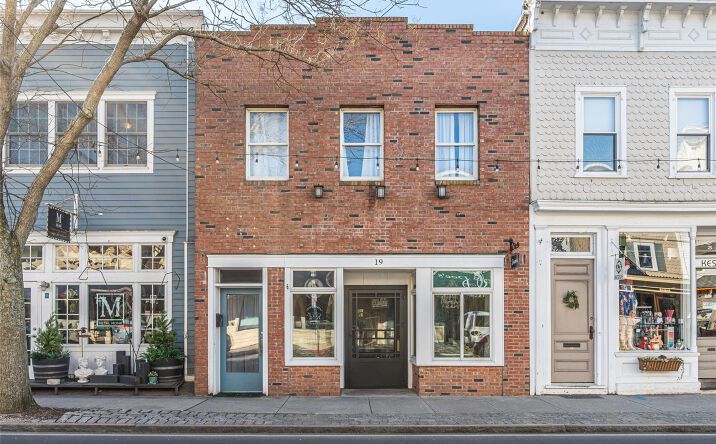 Pictures of Restaurant property located at 19 Front Street, Greenport, NY 11944 for lease - image #1
