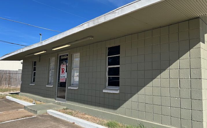 Pictures of Retail, Office property located at 1110 S ARMSTRONG AVE, DENISON, TX 75020-6104 for lease - image #1