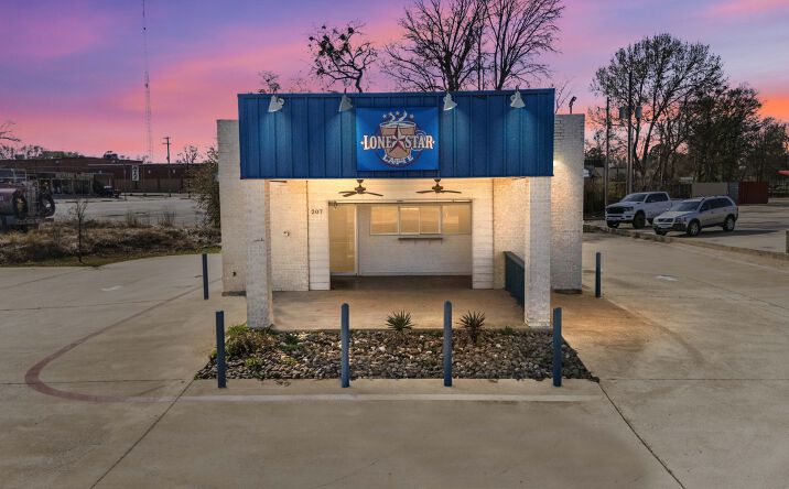 Pictures of Restaurant property located at 207 N HENDERSON BLVD, KILGORE, TX 75662 for lease - image #1