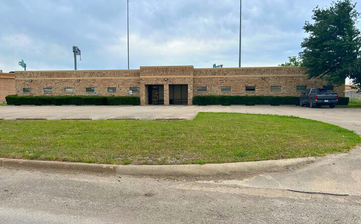 Pictures of Office property located at 2462 E Long Ave, Fort Worth, TX 76106 for lease - image #1