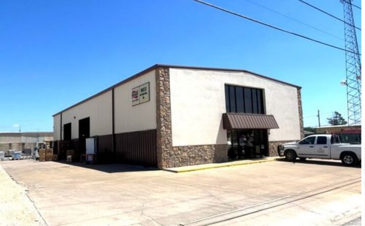 Pictures of Industrial property located at 914-918 Arroyo Dr, San Angelo, TX 76903 for lease - image #1