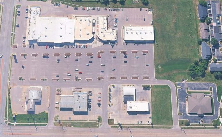 Pictures of Retail property located at 2727 SW Wanamaker Rd, Topeka, KS 66614 for lease - image #1