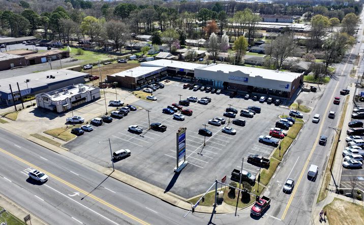 Pictures of Retail property located at 2017 E Race Ave, Searcy, AR 72143 for lease - image #1