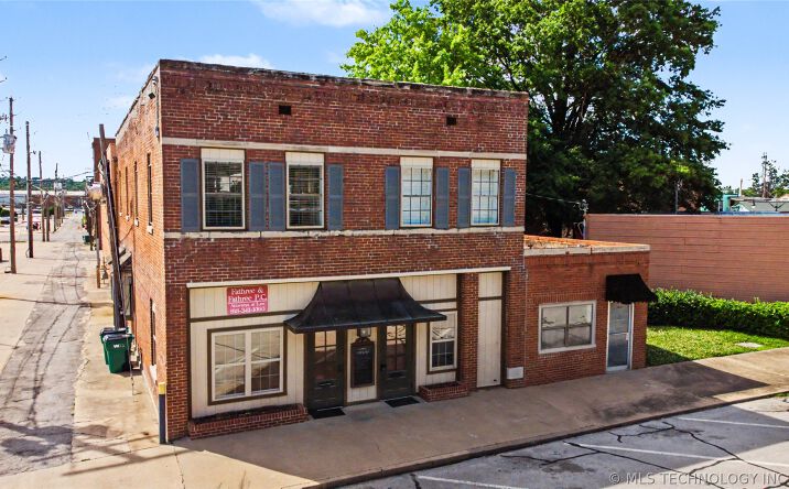 Pictures of Office property located at 111 S Muskogee Avenue E, Claremore, OK 74017 for lease - image #1