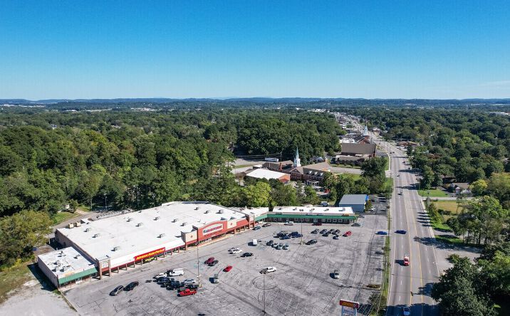 Pictures of Retail property located at 4011 Brainerd Road, Chattanooga, TN 37411 for lease - image #1