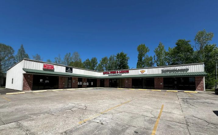 Pictures of Retail property located at 17301 Jefferson Highway, Baton Rouge, LA 70817 for lease - image #1