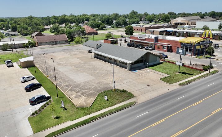 Pictures of Retail, Office property located at 2120 North 14th Street, Ponca City, OK 74601 for lease - image #1